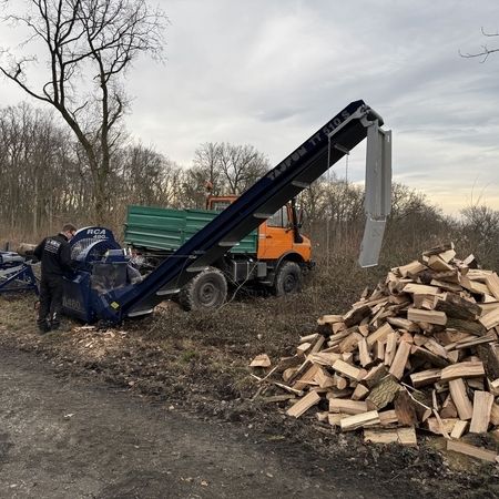 Leistungsstarke Maschine zum Holzspalten